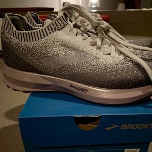 Womens Brooks Levitate 2